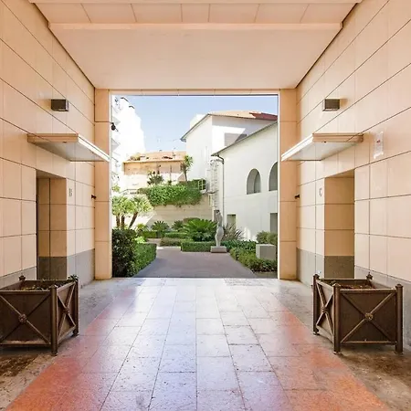 2 Bed In Walk To & Old Town! 아파트 *