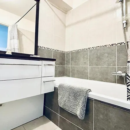 2 Bed In Walk To & Old Town! 아파트 앙티브